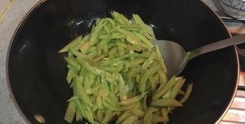 媳妇吃哈密瓜炒着吃