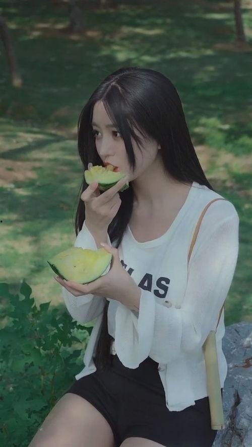 美女吃的是什么瓜