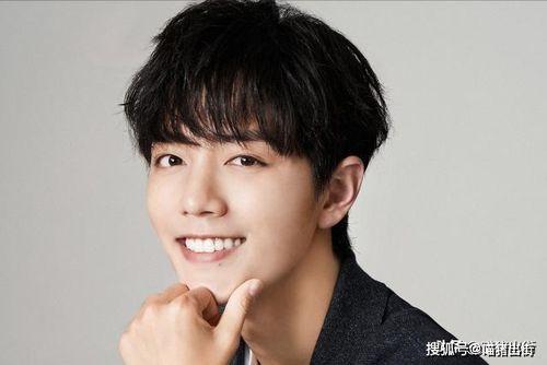 肖战凑近手机吃瓜,这是在暗示什么？